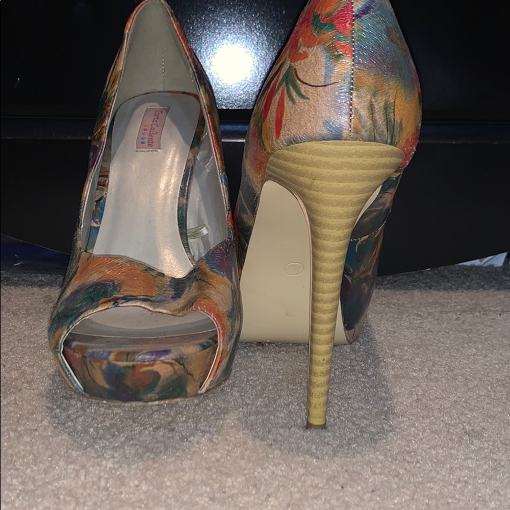 Beautiful Pumps - Picture 2 of 3